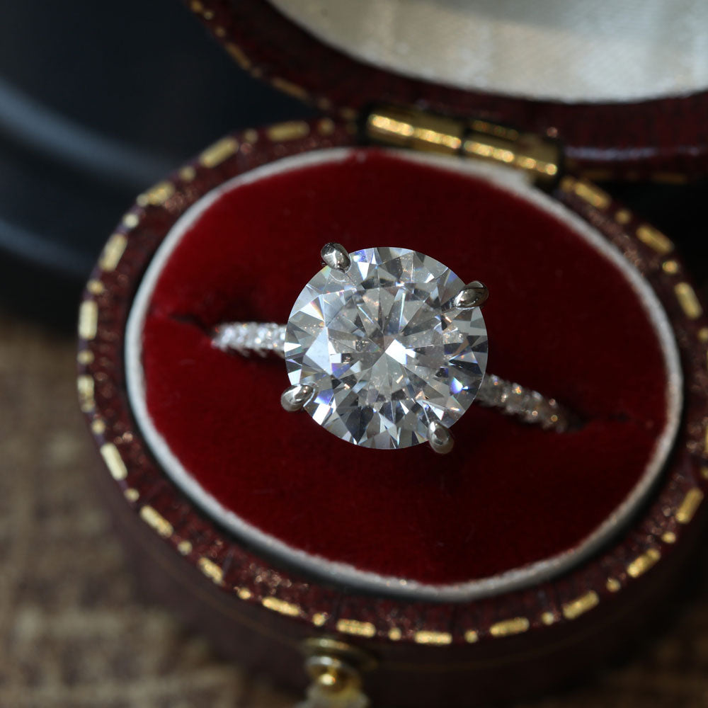 Round Cut Engagement Ring Shine of Diamond