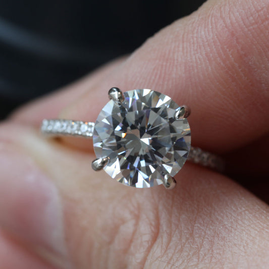 Round Cut Engagement Ring Shine of Diamond