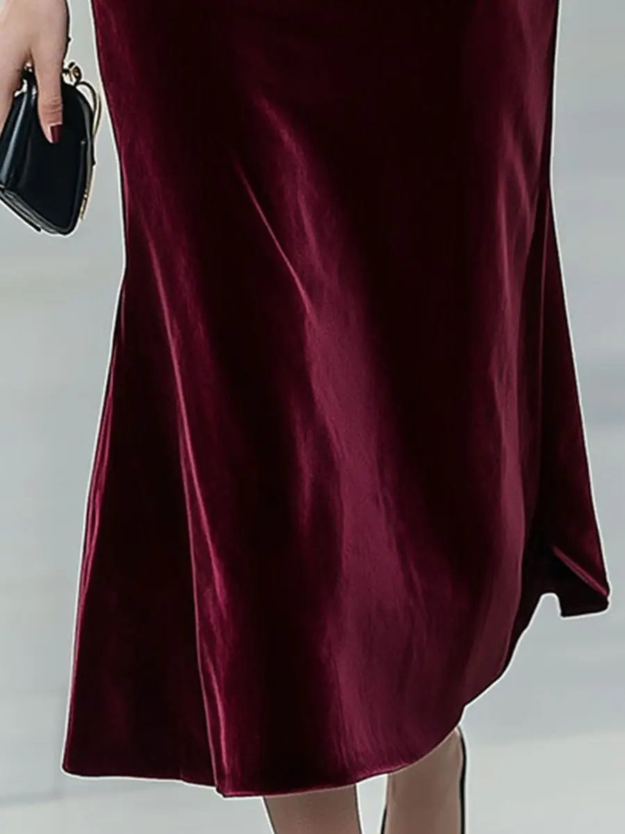 Classic Long-Sleeve Velvet with Gold Accents - Midi Dress CASA LARO