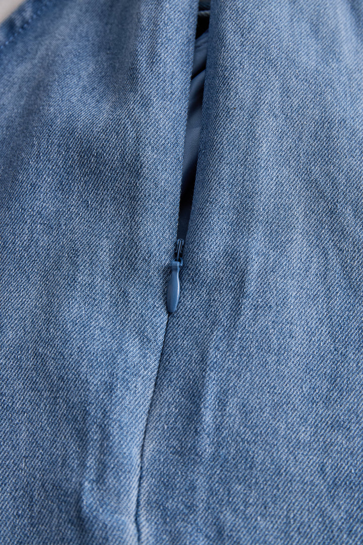 Stylish Sleeveless Halter Blouse with Neck Tie Detail HWT