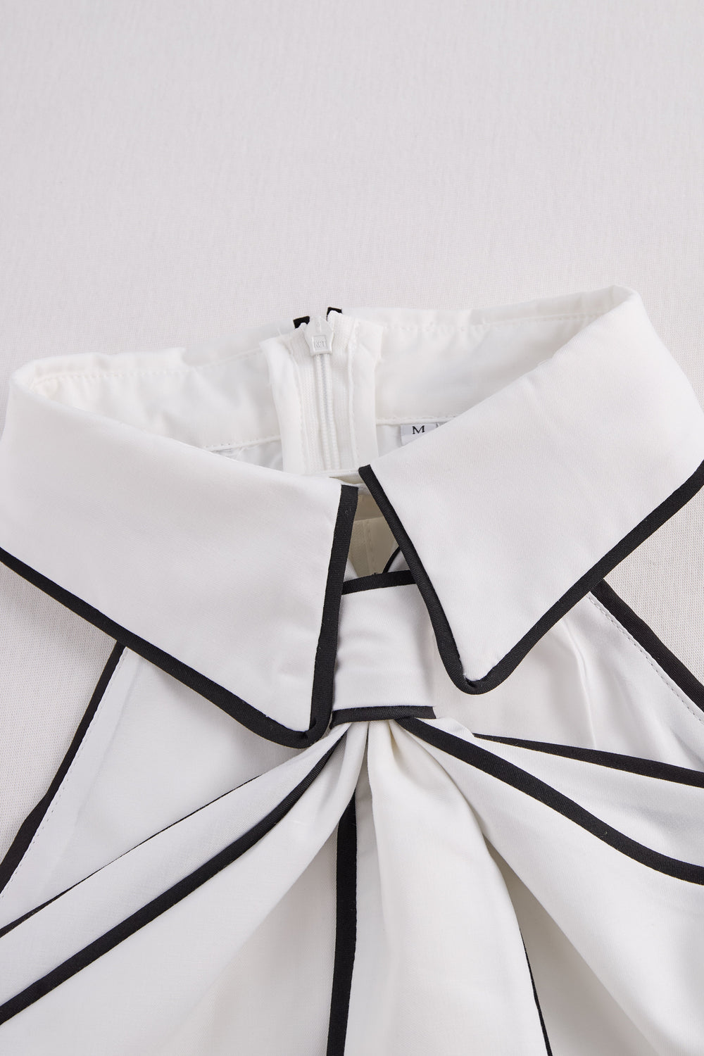 Stylish Sleeveless Halter Neck Blouse With Bold Contrast Trim HWT