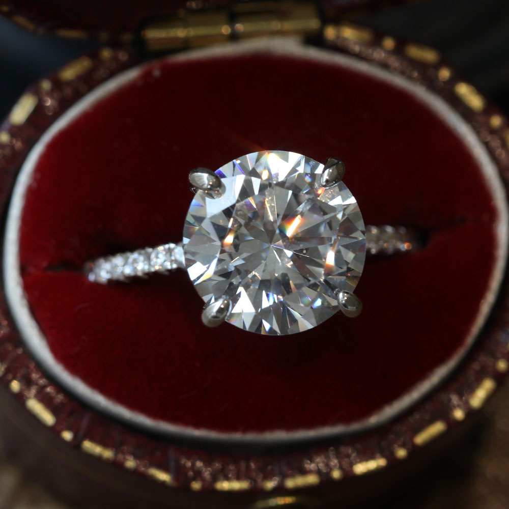 Round Cut Engagement Ring Shine of Diamond