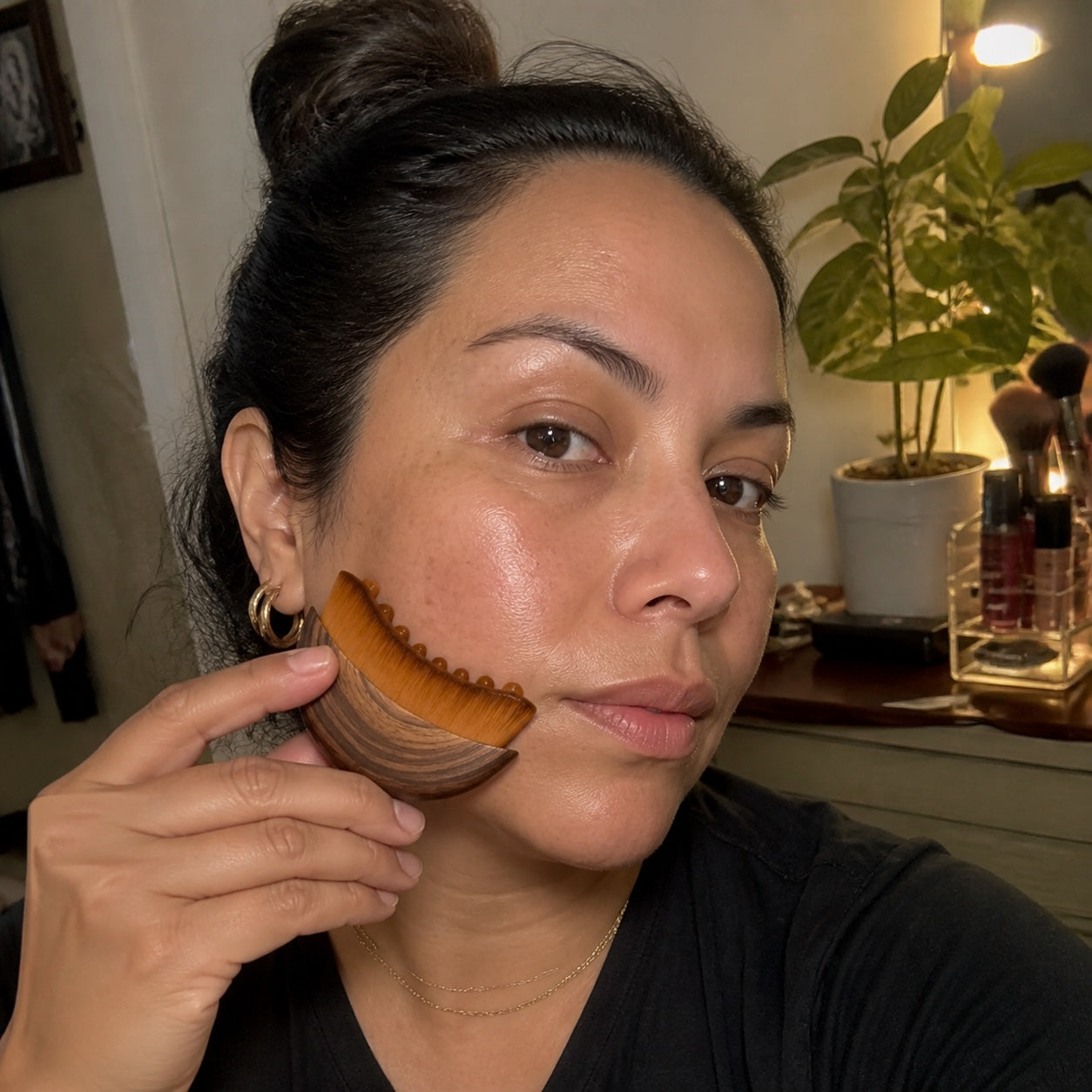 Customer using the Glowlift crescent brush along her jawline